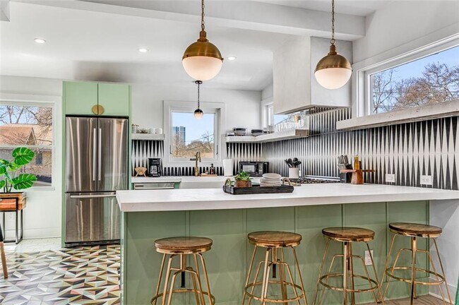 Building Photo - 724 Charles Allen Dr NE