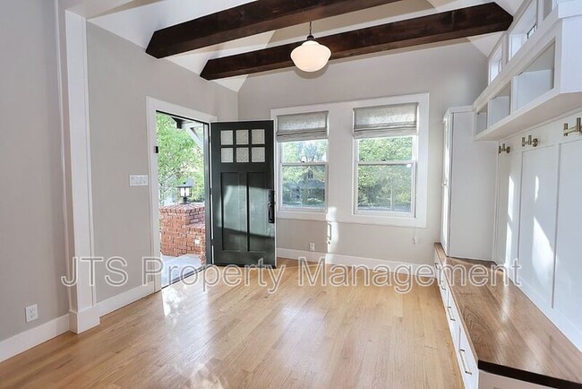 Building Photo - 809 Figueroa St