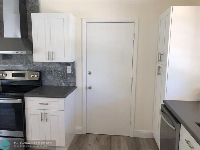 Building Photo - 807 SE 9th Terrace