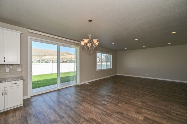 Building Photo - Beautiful Spacious Home in Bluffdale!