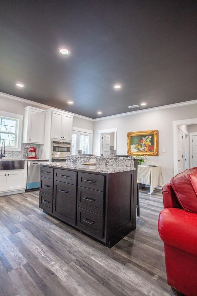 Building Photo - 823 Meridian Rd