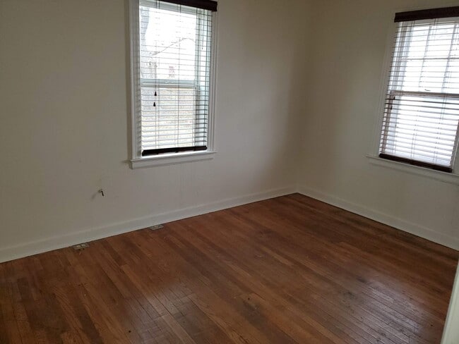 Building Photo - 2 bd, 1 ba house, hardwoods, new paint, fe...