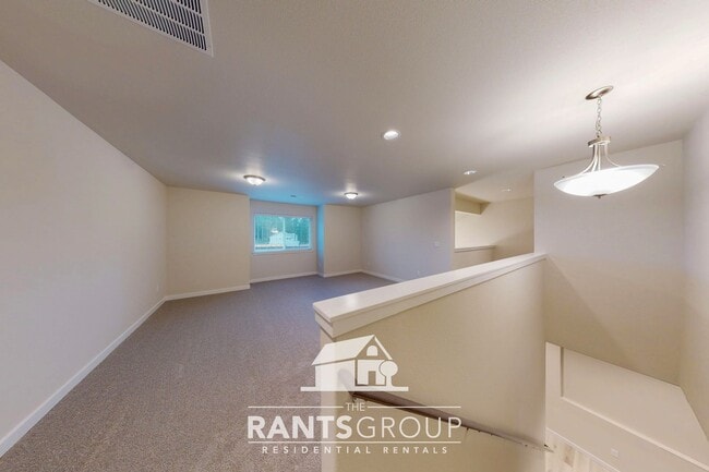 Building Photo - Beautiful Home! Easy JBLM commute!
