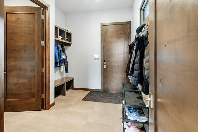 Building Photo - Luxury ski season rental is an entertainer...