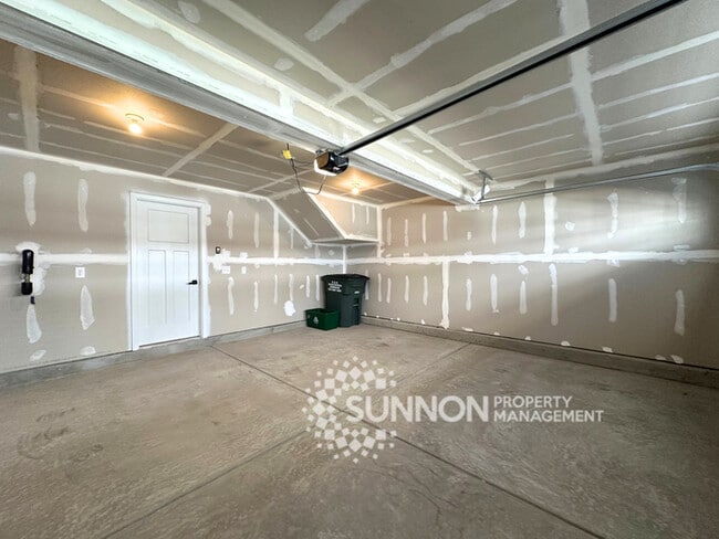 Building Photo - Spacious 3-Bedroom Townhome in a Prime Location