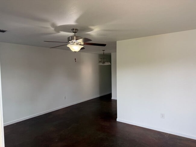 Building Photo - 2 Bed 2 Bath Duplex