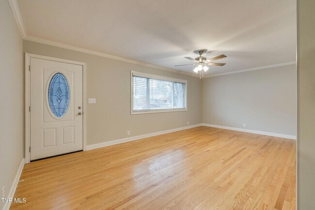 Building Photo - 336 W Ln St