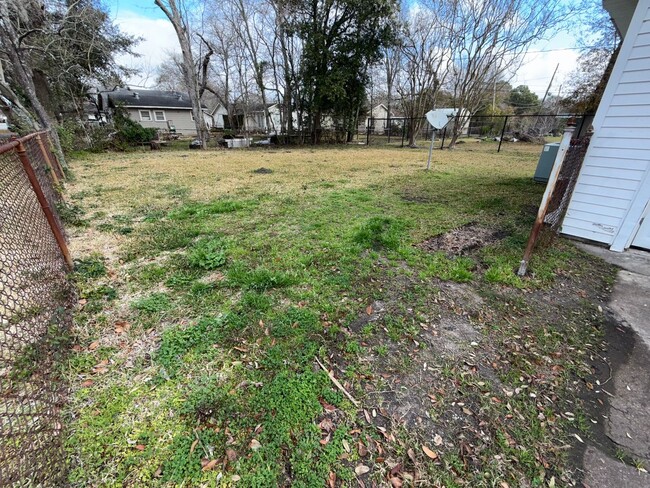 Building Photo - Adorable 3 Bedrooms / 1 Bathroom Home!