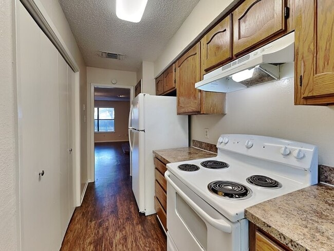 Building Photo - 930 Southmoor Dr