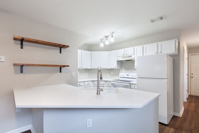 Building Photo - 3bd/2ba Duplex Unit w/ Garage in Ideal Loc...