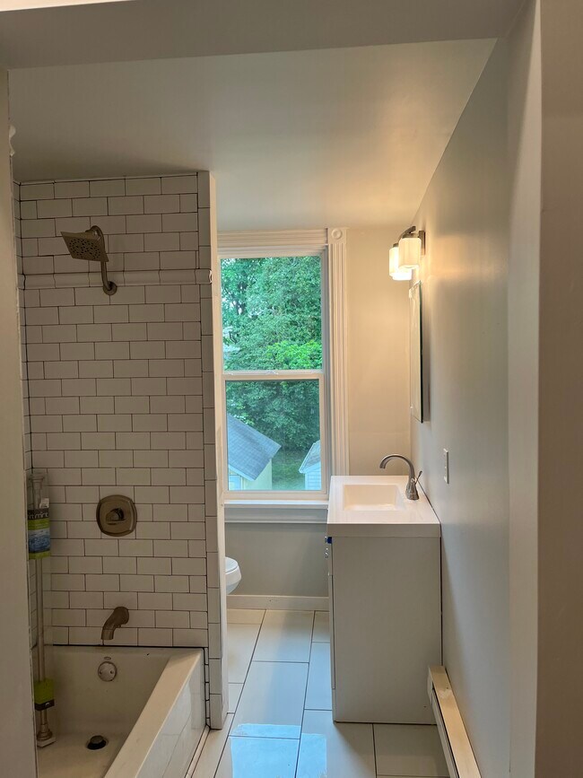 Building Photo - 6 E Oak Ave