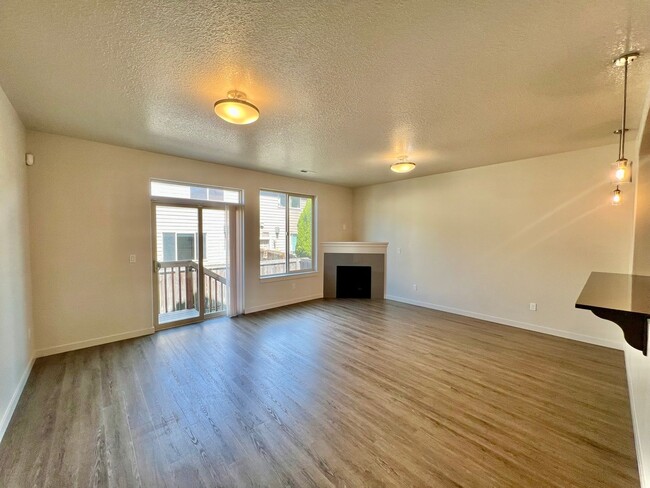Building Photo - Beautiful Newer Built Home Central location!