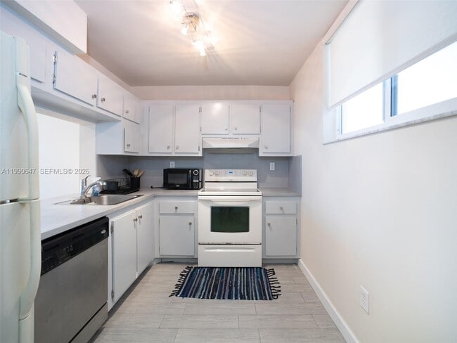 Building Photo - 1665 Bay Rd