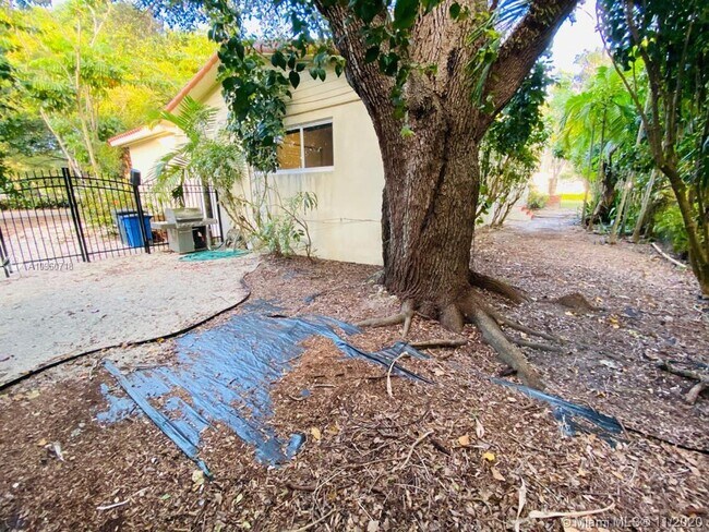 Building Photo - 800 Andalusia Ave