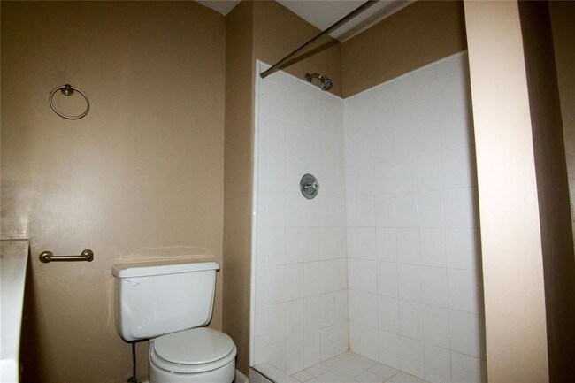 Building Photo - 3202 Birch Creek Dr