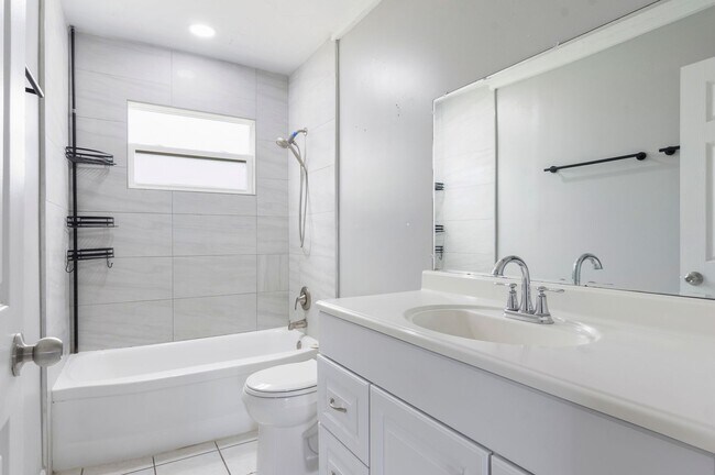 Building Photo - Charming & Rare 4-Bedroom Home in Saint Petersburg!