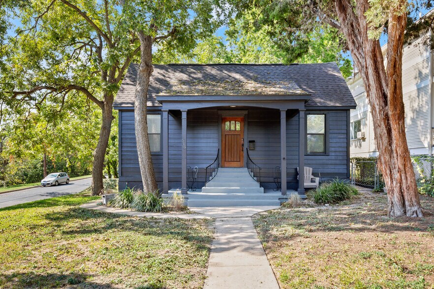 Primary Photo - 515 E Monroe St