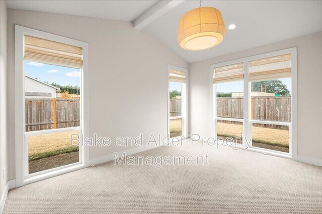 Building Photo - 496 NW Cascade Mountain Dr