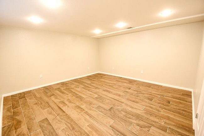 Building Photo - 401 W Brookside Dr