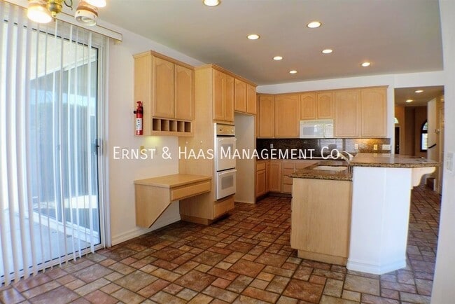 Building Photo - 3560 Pine Ave