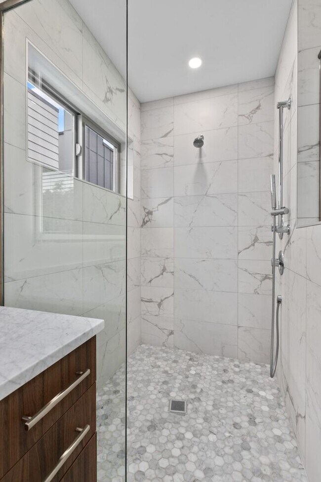 Building Photo - Stunning Ultra-Modern Central District Townhome w/ Air Conditioning