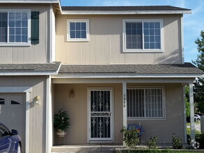 Building Photo - 3 bedroom 2 1/2 bath, 2 story home in Stead
