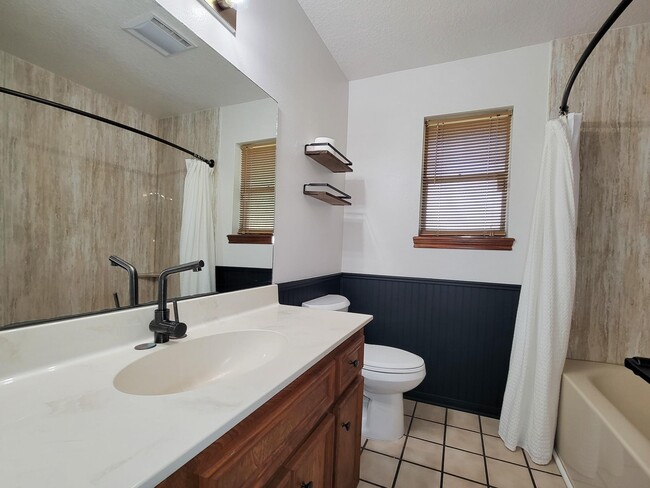 Building Photo - 10282 Valley Dr S