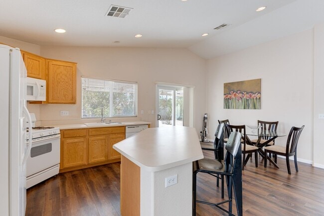 Building Photo - CHARMING 2 BEDROOM HOME IN GATED COMMUNITY...