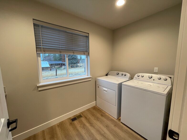 Building Photo - 412 W 1st St