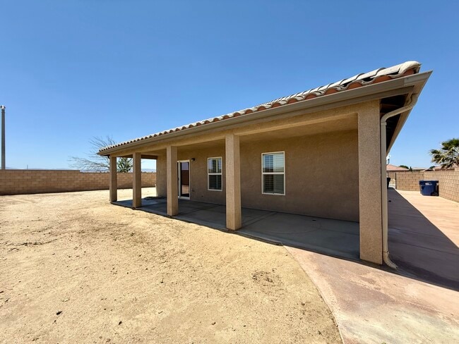 Building Photo - 44608 Avenida Linda
