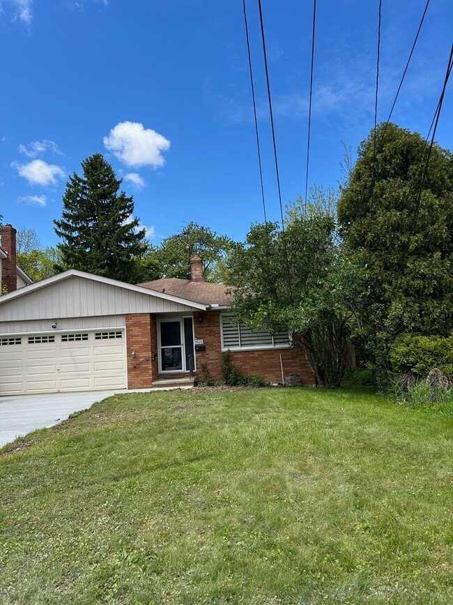 Building Photo - 3 Bedrooms One Floor Ranch House with 2 car attached garage in Lyndhurst