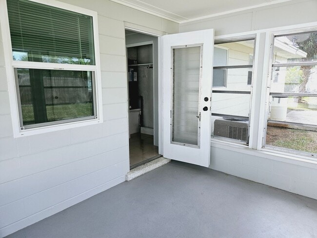 Building Photo - Annual Unfurnished Cute Florida Home with a private backyard for enjoying the Florida Lifestyle! ...