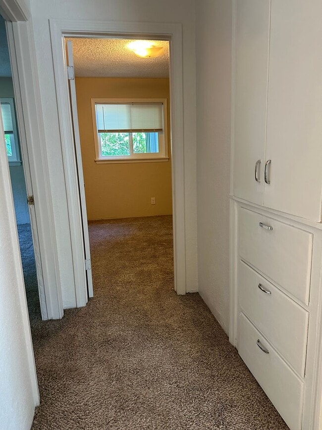 Building Photo - Well maintained home, recent upgrades, cut...
