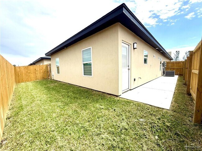 Building Photo - 11 West Dr