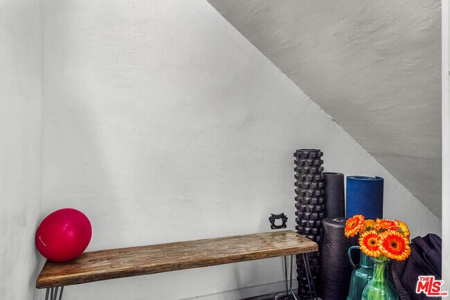 Building Photo - 14238 Dickens St