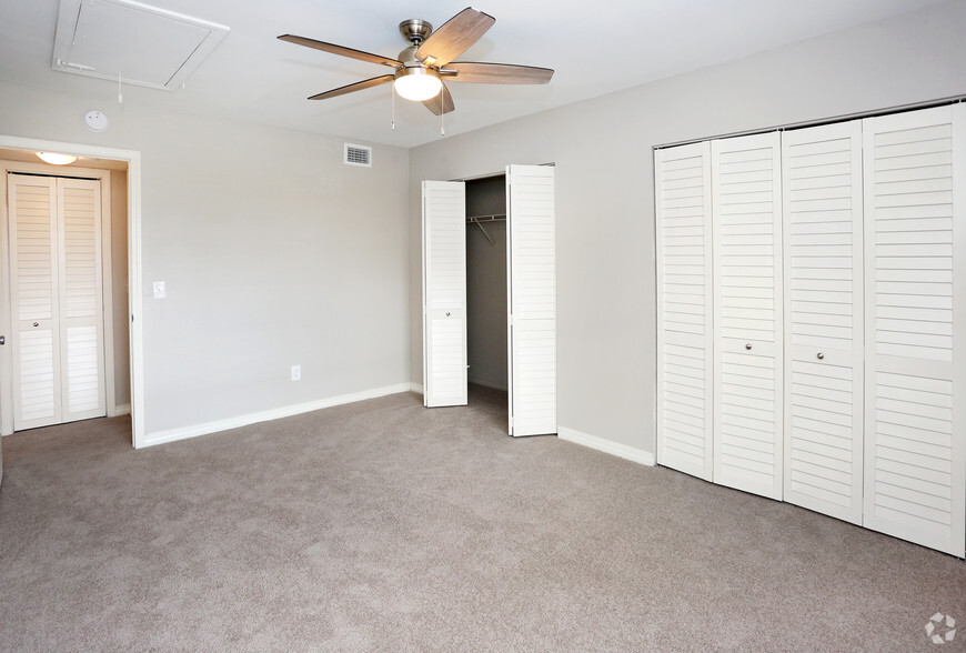 1BD/1BA - 850 Sq Ft - Bedroom - Bay Colony Apartments