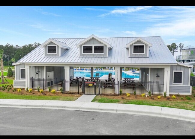 Building Photo - 645 Silver Spruce St