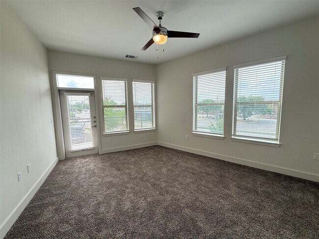 Building Photo - 641 W Crosstimbers St
