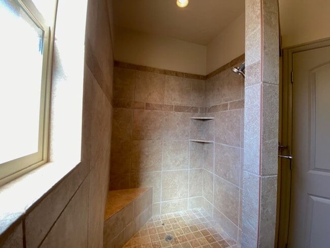 Building Photo - SPACIOUS HURRICANE HOME FOR RENT