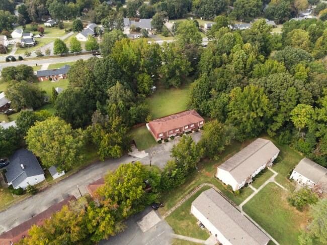 Building Photo - 716 Shawnee Dr