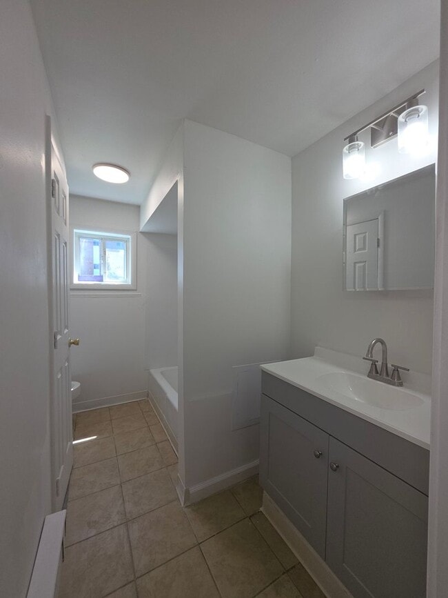 Building Photo - 1 BR Lower in a Desirable Neighborhood