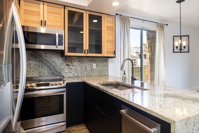 Building Photo - Beautiful 1 bedroom, 1 bath condo in La Jolla