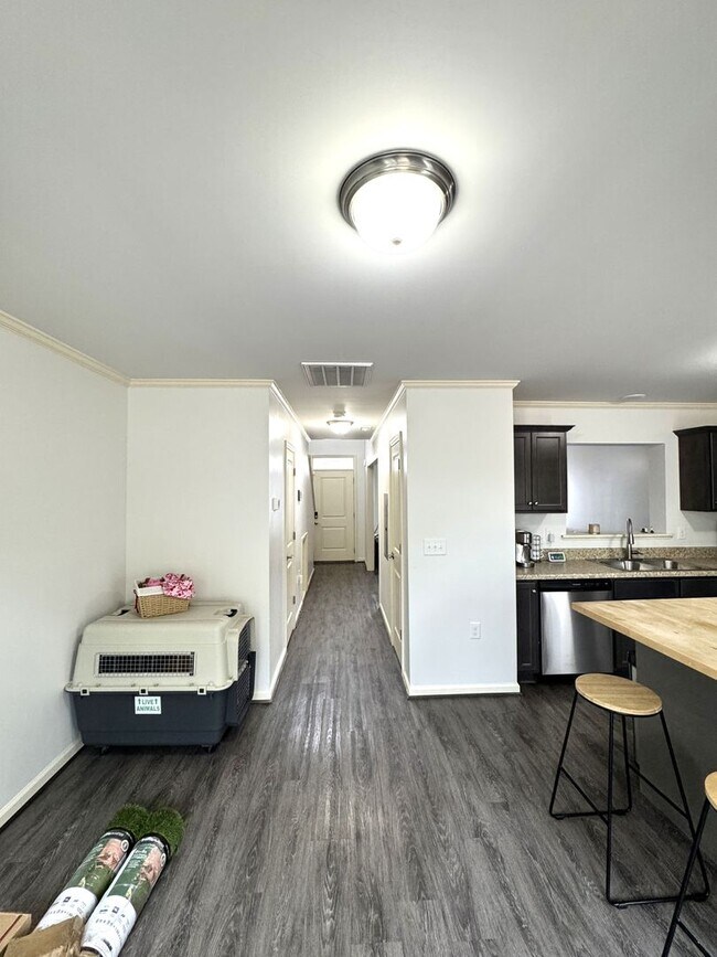 Building Photo - Beautiful Townhome with a Spacious Layout!
