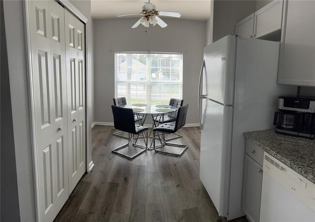 Building Photo - 8121 Fan Palm Way