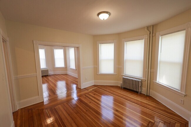 Building Photo - 32 Robinson St