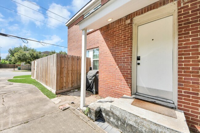 Building Photo - 2919 Rosedale St