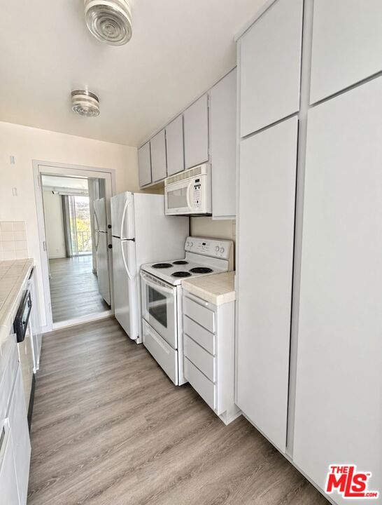 Building Photo - 100 S Doheny Dr