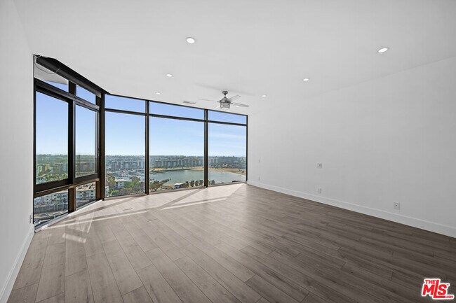 Building Photo - 4267 Marina City Dr