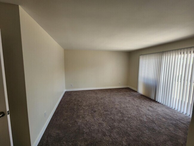 Building Photo - Beautiful: 3 Bedroom 2 Bath Single Family ...