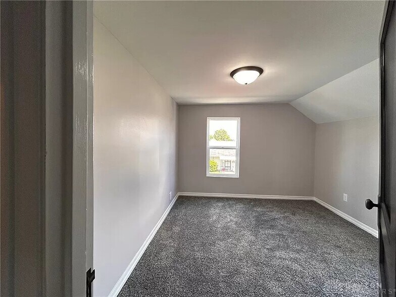 Bedroom 1 - 510 Lincoln St